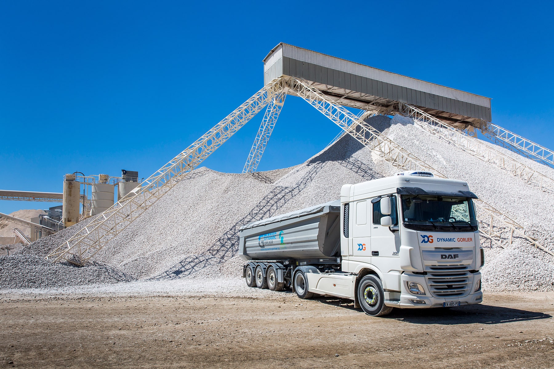 Camion de transport routier dans une carrière