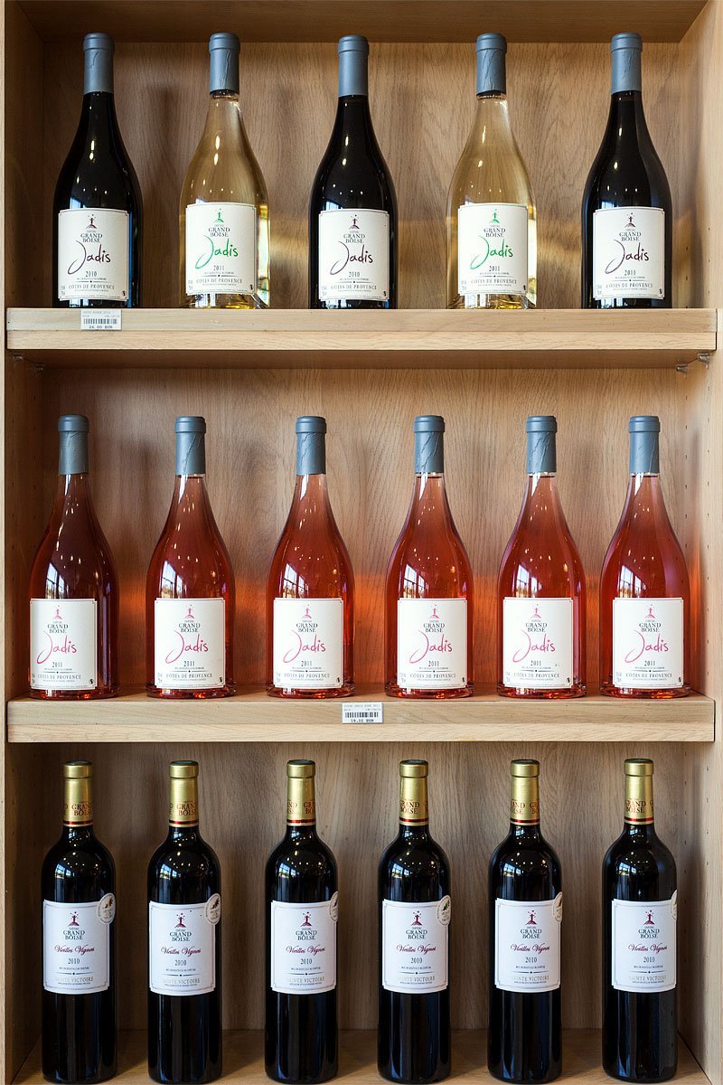 Étagère avec bouteilles de vine dans un caveau de vente