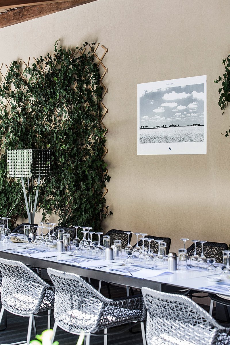 Table préparée pour la dégustation de la vodka Grey Goose à Saint-Tropez lors d'un voyage incentive organisé pour Bacardi limited et photographié par Denis Dalmasso, photographe corporate en Provence.