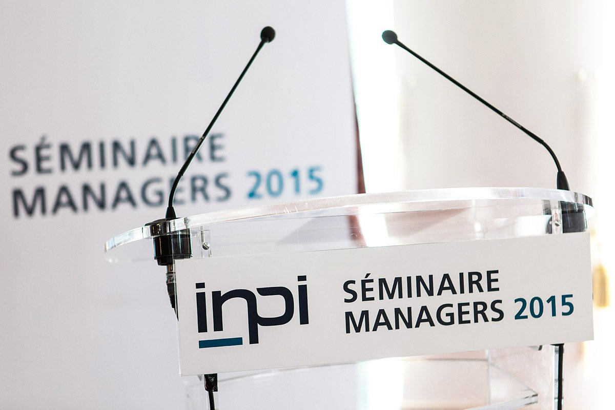 Détail du pupitre de lecture avec microphones au séminaire des managers de l'INPI photographié par Denis Dalmasso Photographe corporate en Provence