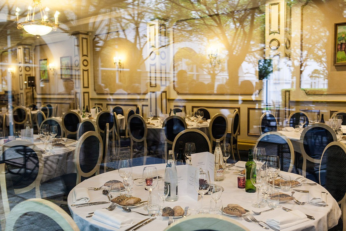 Tables dans la salle du dîner de gala lors d'un séminaire au Dream Castle Hôtel à Marne-La-Vallée photographié par le photographe corporate Denis Dalmasso