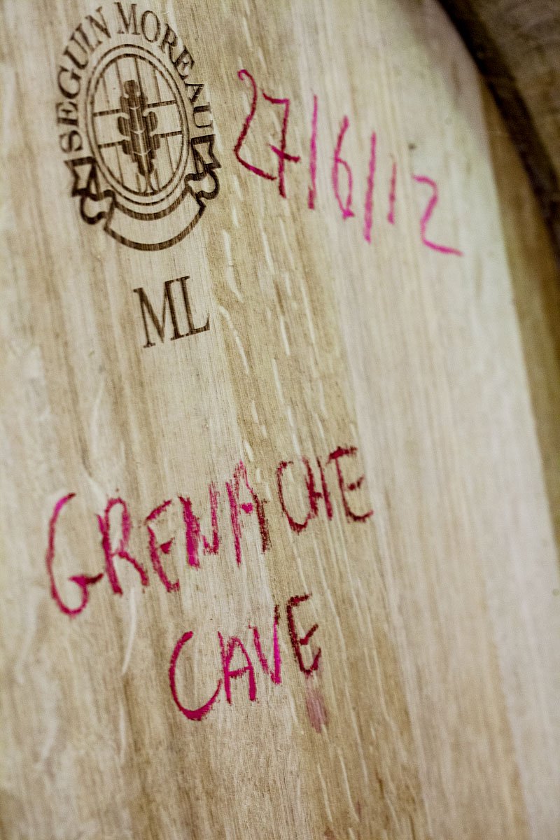 Détail d'un fut de chêne dans une cave viticole
