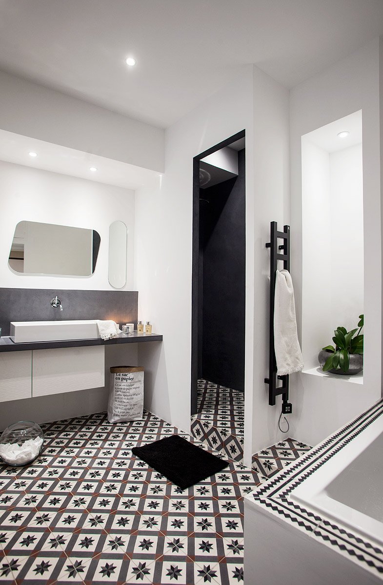 Salle de bain avec carreaux de la marque carocim, béton ciré et sac en papier be-poles © Denis Dalmasso