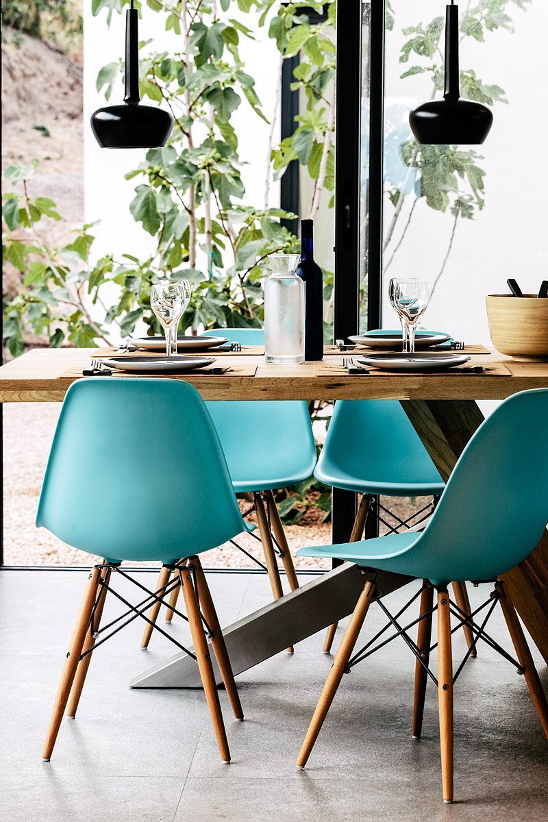 Chaises bleues d'inspiration Eames dans une salle à manger - Photographie : Denis Dalmasso