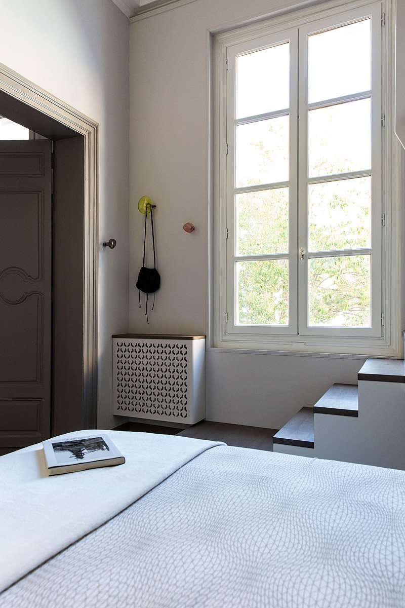 Chambre avec escalier et cache radiateur dessinés par Charlotte Raynaud et réalisé par Falix Hegenbart - Photographie par Denis Dalmasso photographe spécialisé en architecture d'intérieur à Aix-en-Provence