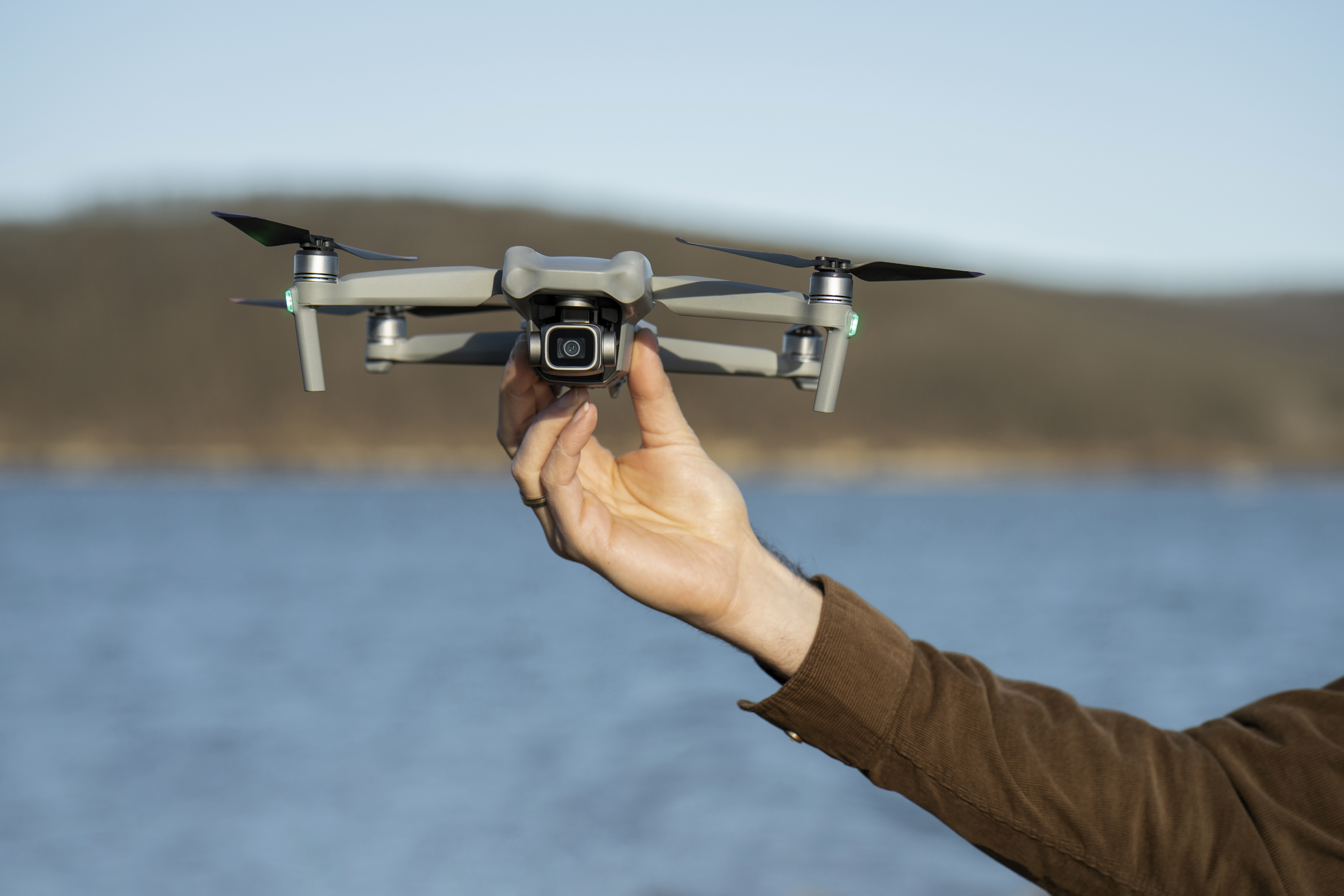 main-d-homme-tenant-un-drone-a-l-exterieur