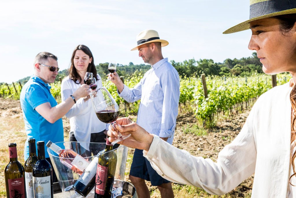 Reportage sur la dégustation des vins du Château Baulieu à Rognes pendant une activité d'oeno-tourisme
