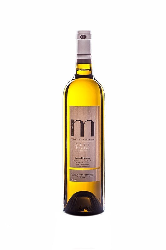 Packshot d'une bouteille de vin blanc du chateau Mentone de face sur fond blanc