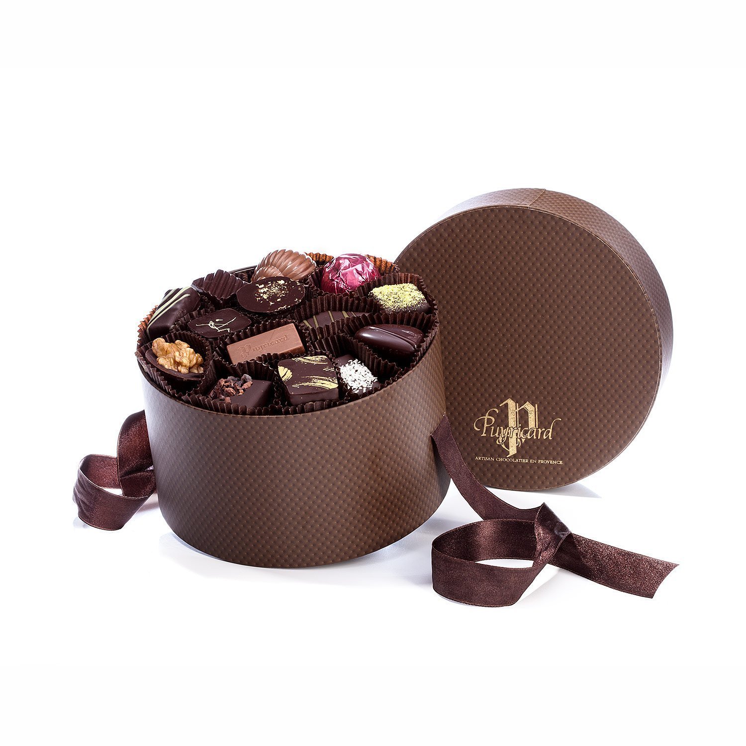 packshot produit d une boite a chapeau rempli de chocolats pour la chocolaterie puyricard