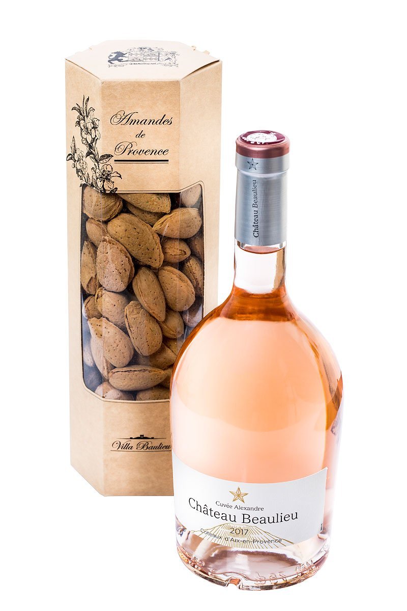 Packshot d'une bouteille de vin rose avec une boite d'amandes du château Beaulieu