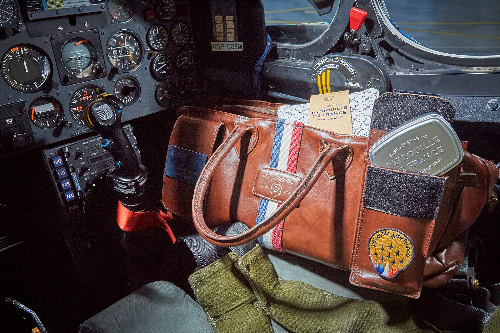 Mise en scène lifestyle d'un ensemble de savons de Marseille Marius Fabre produit pour la Patrouille de France dans le cockpit d'un avion de chasse, capturé par le photographe produit Denis Dalmasso