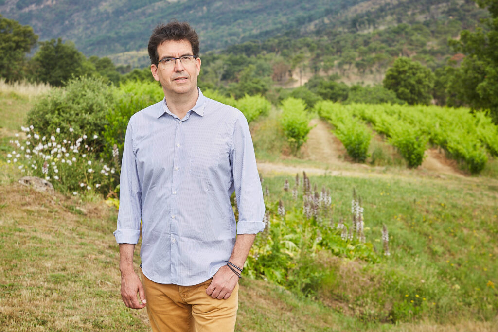 Portrait en extérieur d'un agent immobilier spécialisé dans les domaines viticoles © Denis Dalmasso