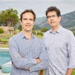 Portrait en extérieur d'un couple d'agents immobilier spécialisés dans les propriétés viticoles © Denis Dalmasso