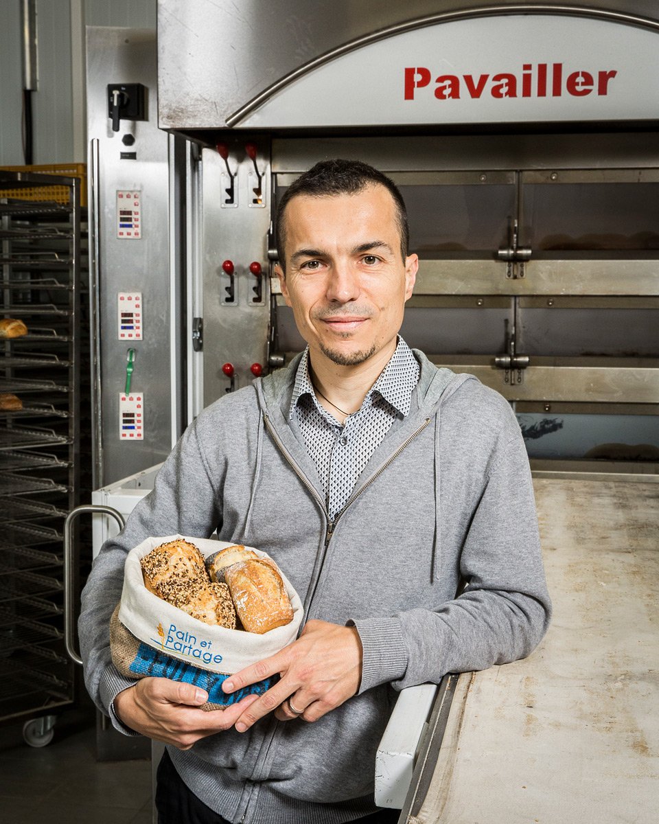 Portrait professionnel d'un boulanger devant son four à pain Pavailler