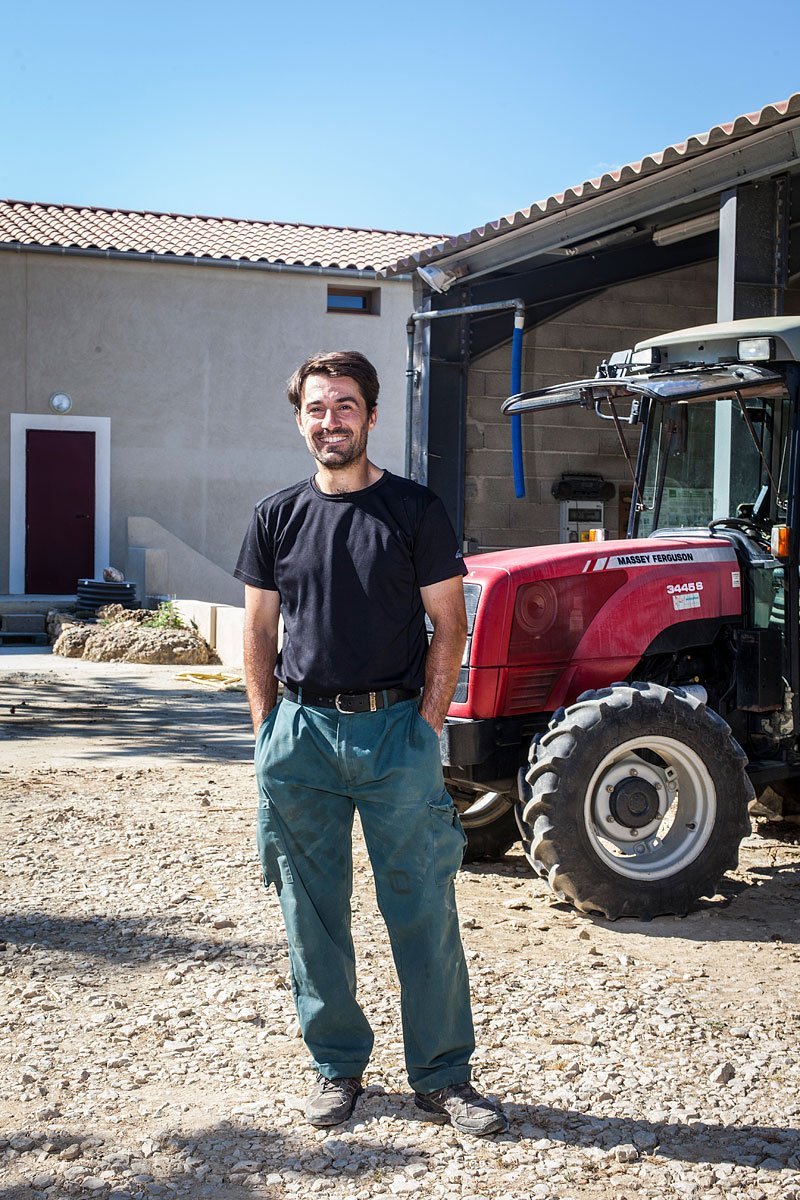 Portrait d'un vigneron du Luberon devant son tracteur