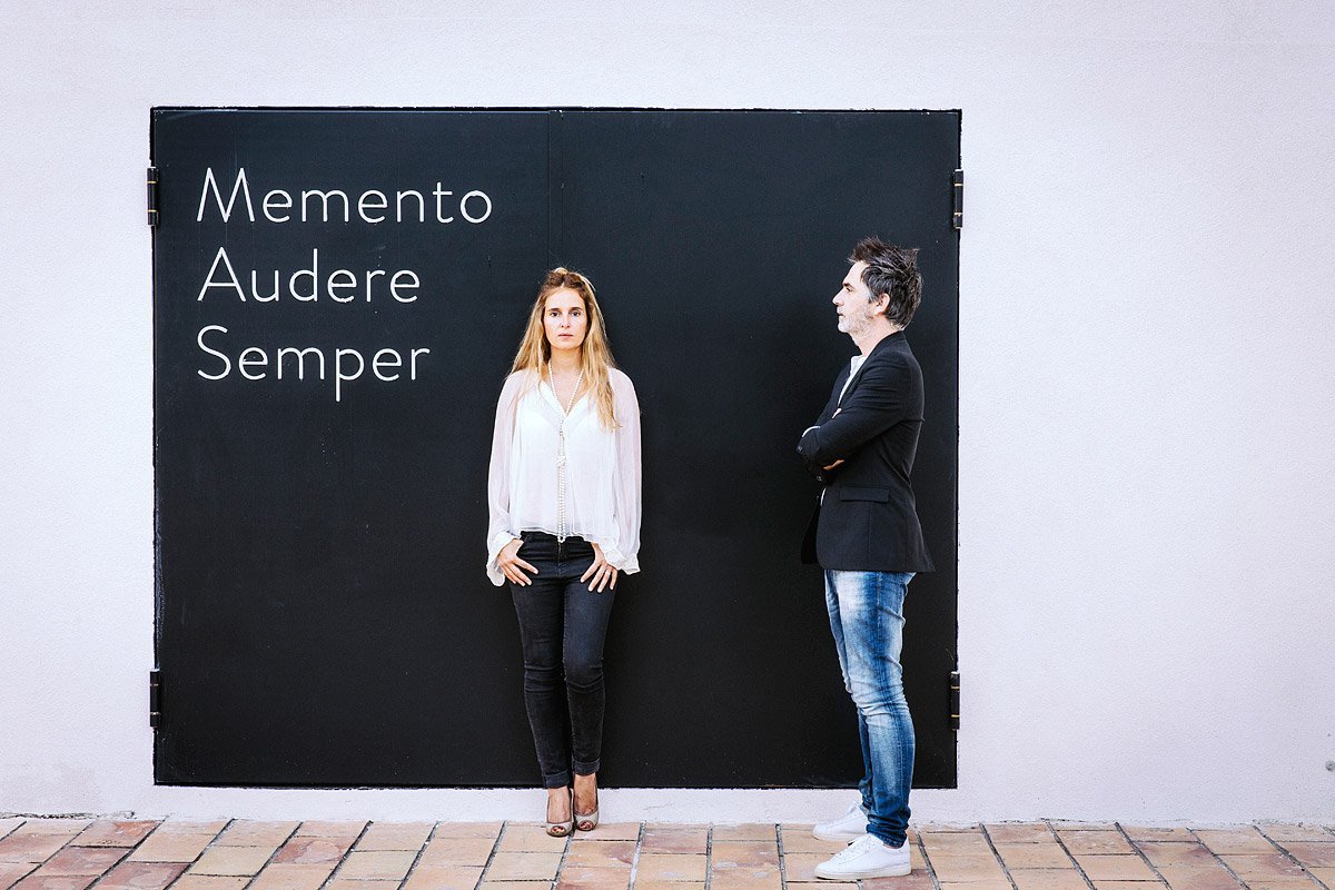 Portrait de Christophe Debregeas et sa compagne devant l'entré du siège de leur société Cyria à Aix-en-Provence